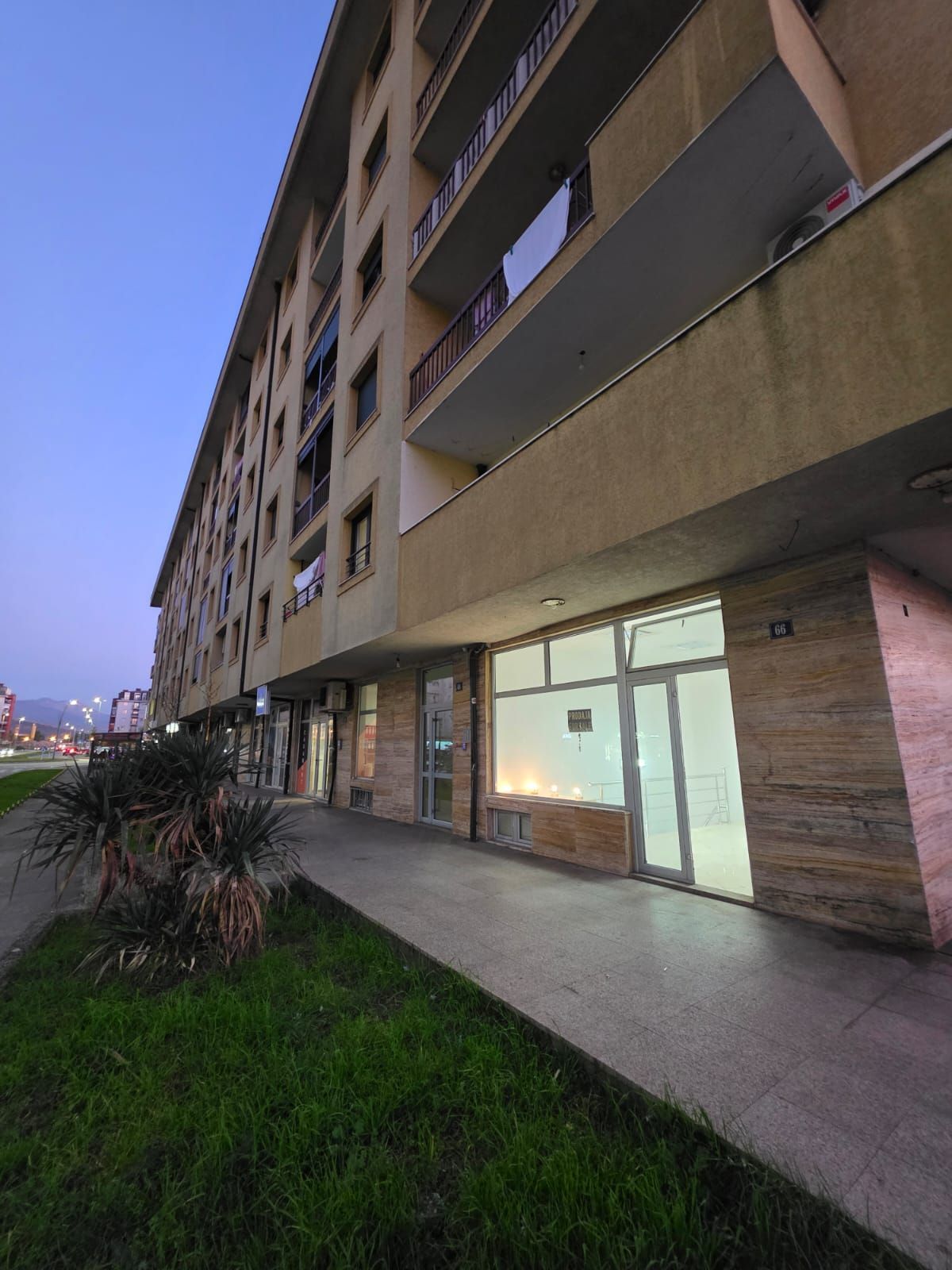 Moderno uređen poslovni prostor 82 m² na prometnoj lokaciji sa parkingom – Stari Aerodrom, Podgorica - Amfora Real Estate