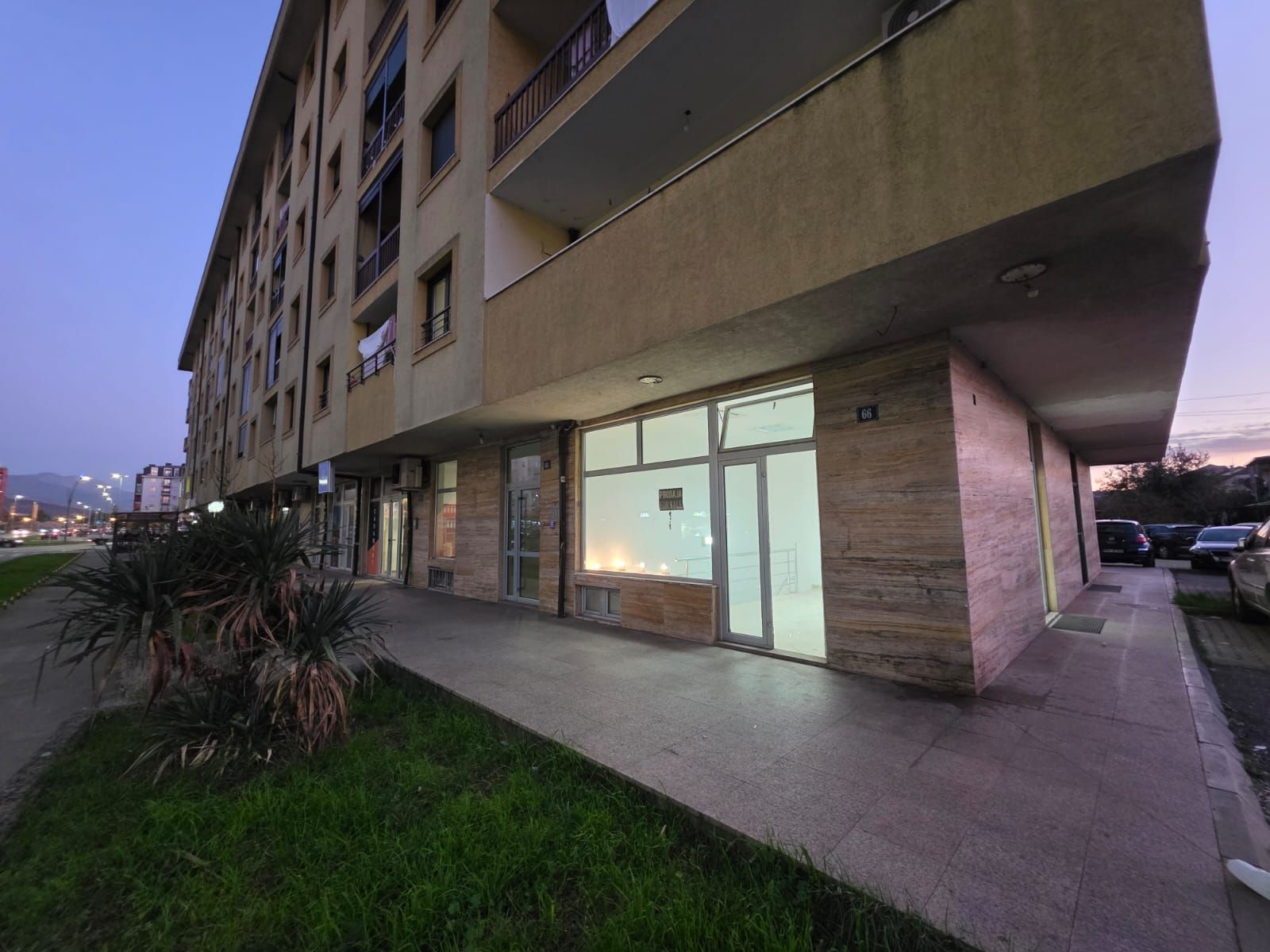 Moderno uređen poslovni prostor 82 m² na prometnoj lokaciji sa parkingom – Stari Aerodrom, Podgorica - Amfora Real Estate