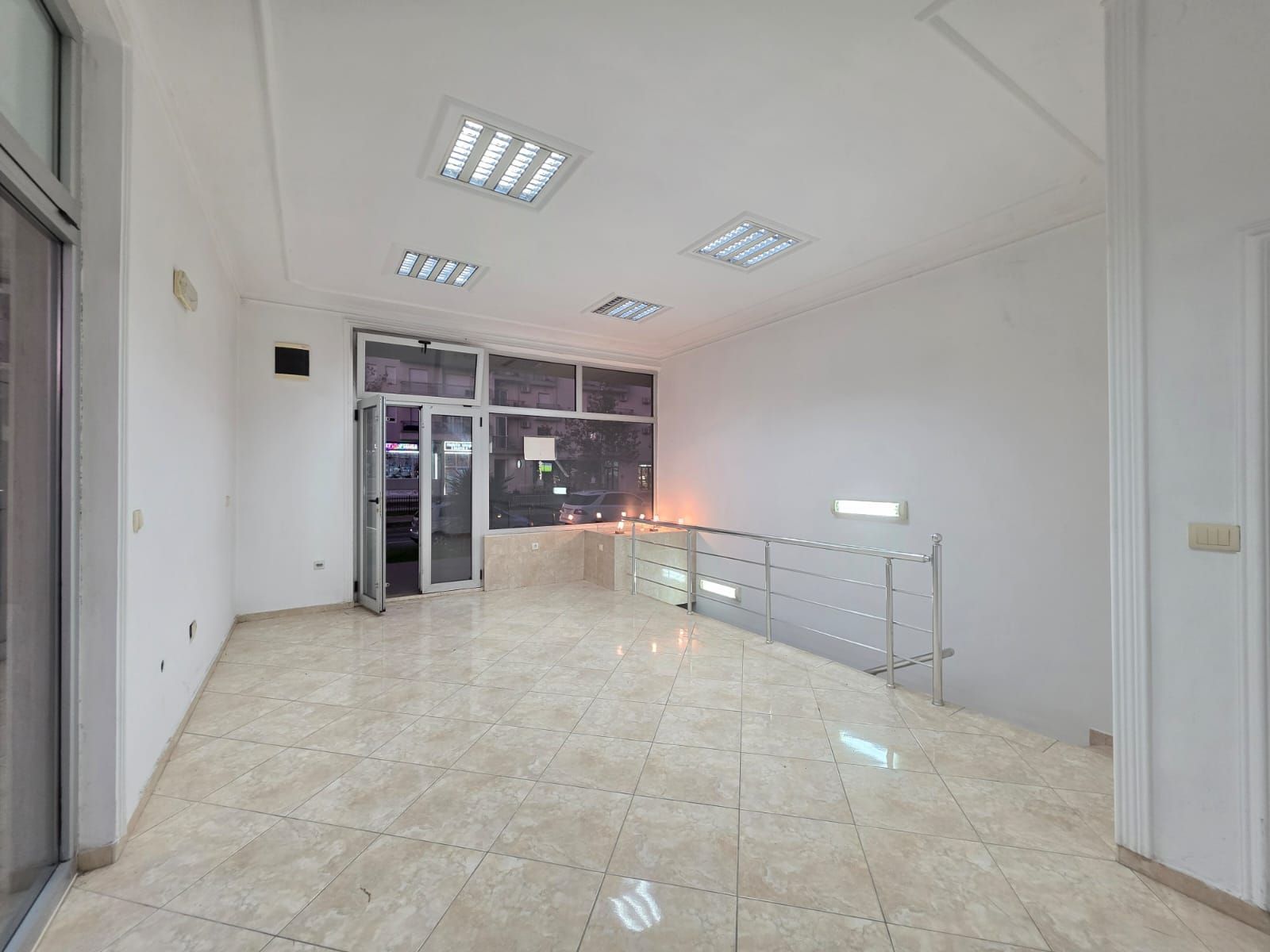 Moderno uređen poslovni prostor 82 m² na prometnoj lokaciji sa parkingom – Stari Aerodrom, Podgorica - Amfora Real Estate