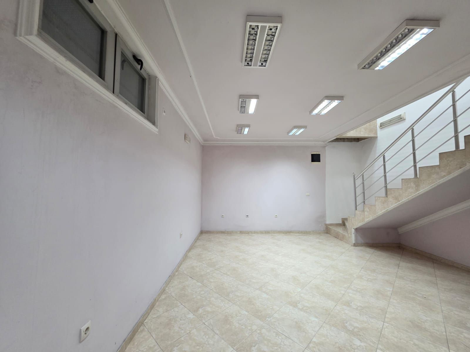 Moderno uređen poslovni prostor 82 m² na prometnoj lokaciji sa parkingom – Stari Aerodrom, Podgorica - Amfora Real Estate