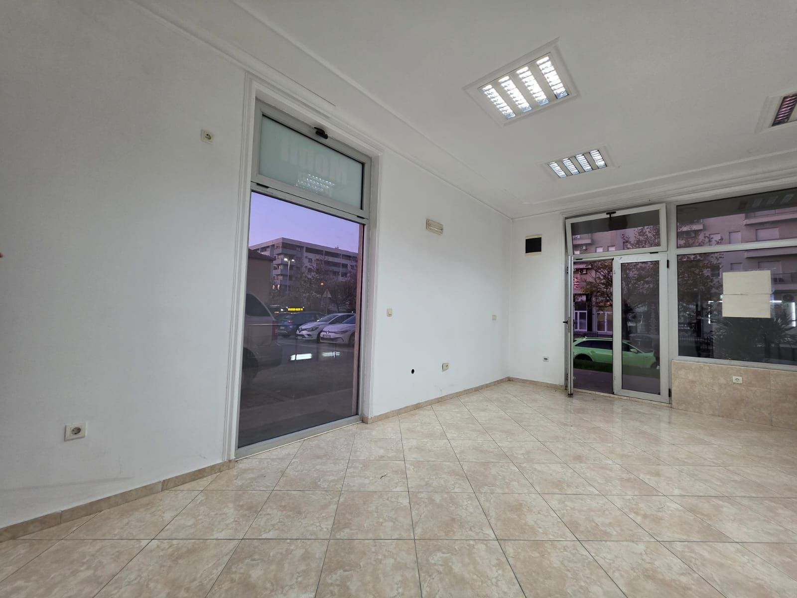 Moderno uređen poslovni prostor 82 m² na prometnoj lokaciji sa parkingom – Stari Aerodrom, Podgorica - Amfora Real Estate