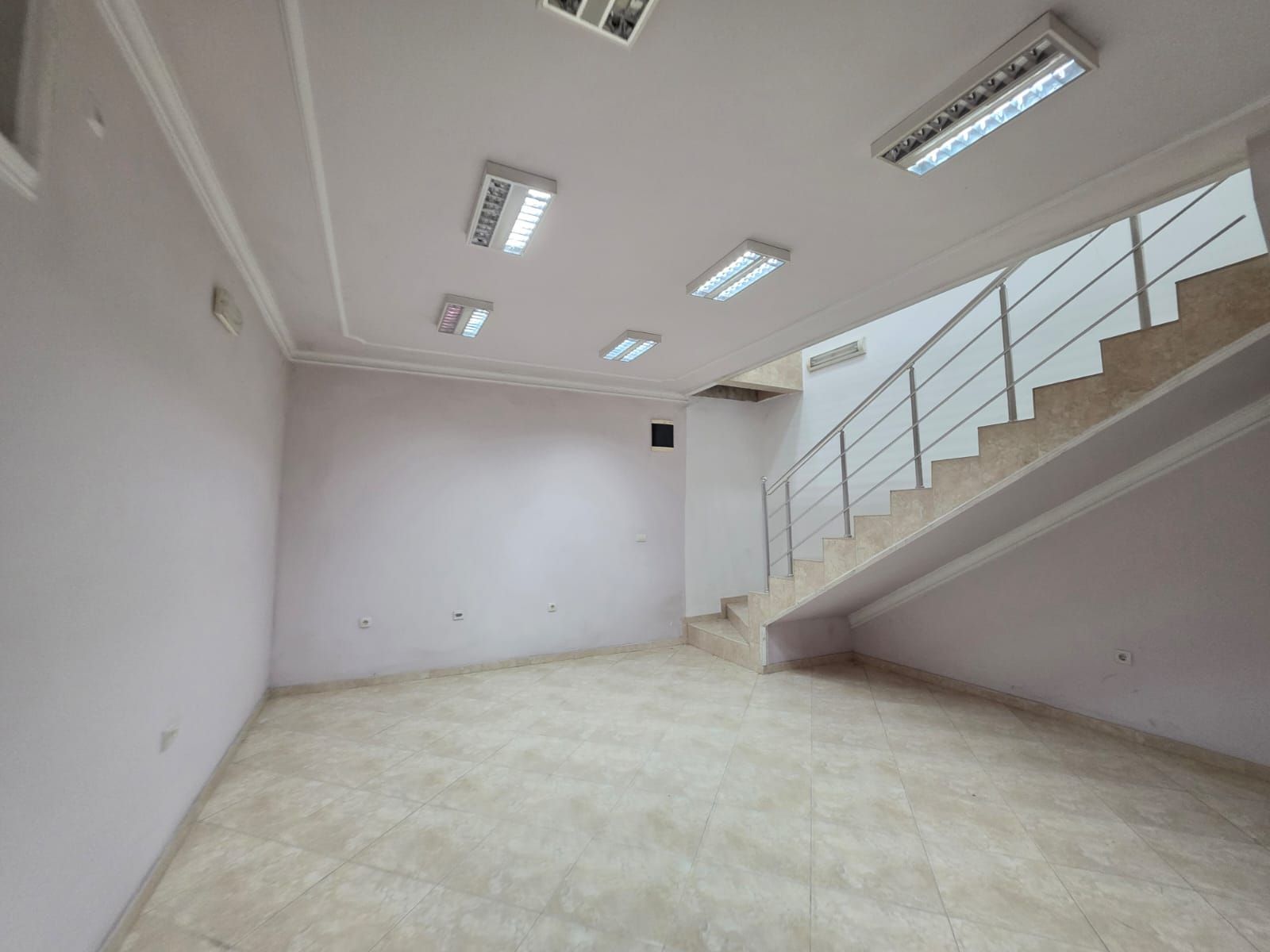 Moderno uređen poslovni prostor 82 m² na prometnoj lokaciji sa parkingom – Stari Aerodrom, Podgorica - Amfora Real Estate