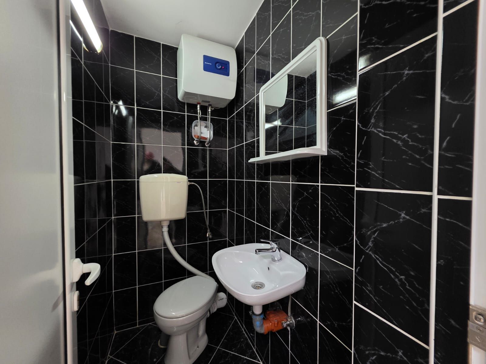 Moderno uređen poslovni prostor 82 m² na prometnoj lokaciji sa parkingom – Stari Aerodrom, Podgorica - Amfora Real Estate