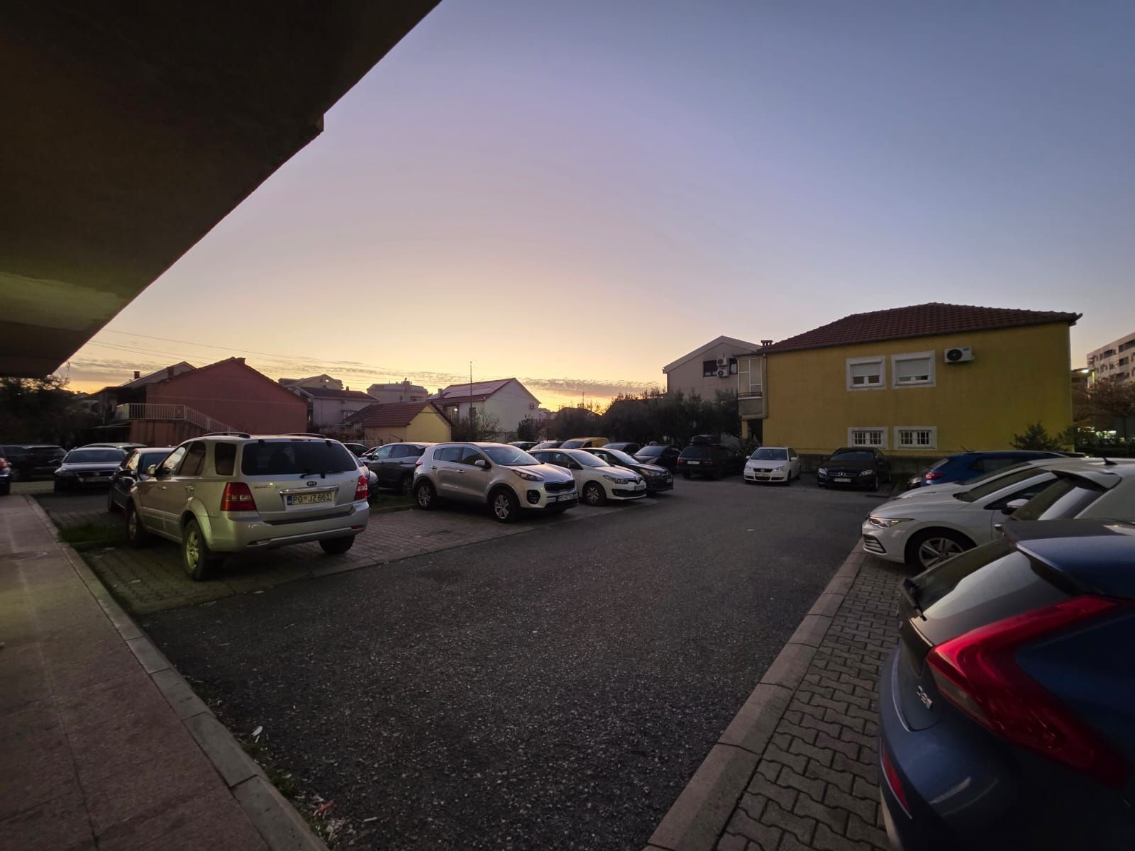 Moderno uređen poslovni prostor 82 m² na prometnoj lokaciji sa parkingom – Stari Aerodrom, Podgorica - Amfora Real Estate