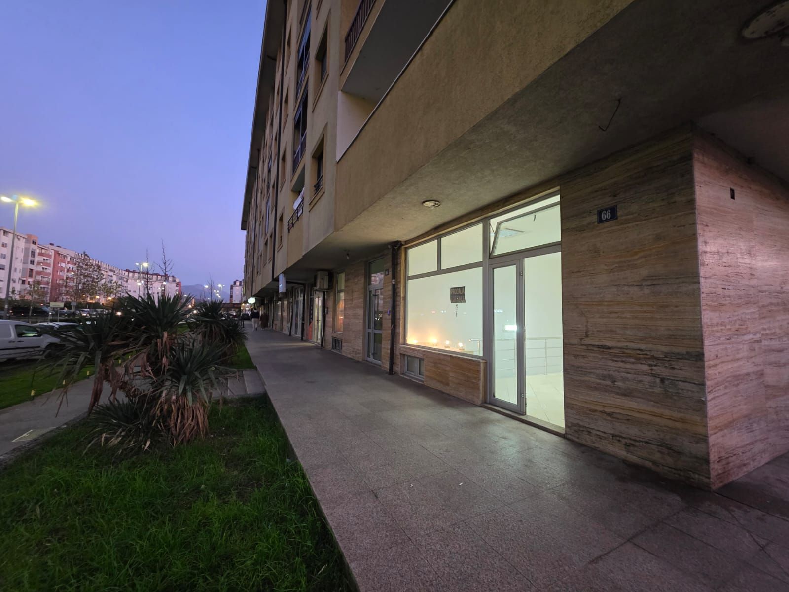 Moderno uređen poslovni prostor 82 m² na prometnoj lokaciji sa parkingom – Stari Aerodrom, Podgorica - Amfora Real Estate