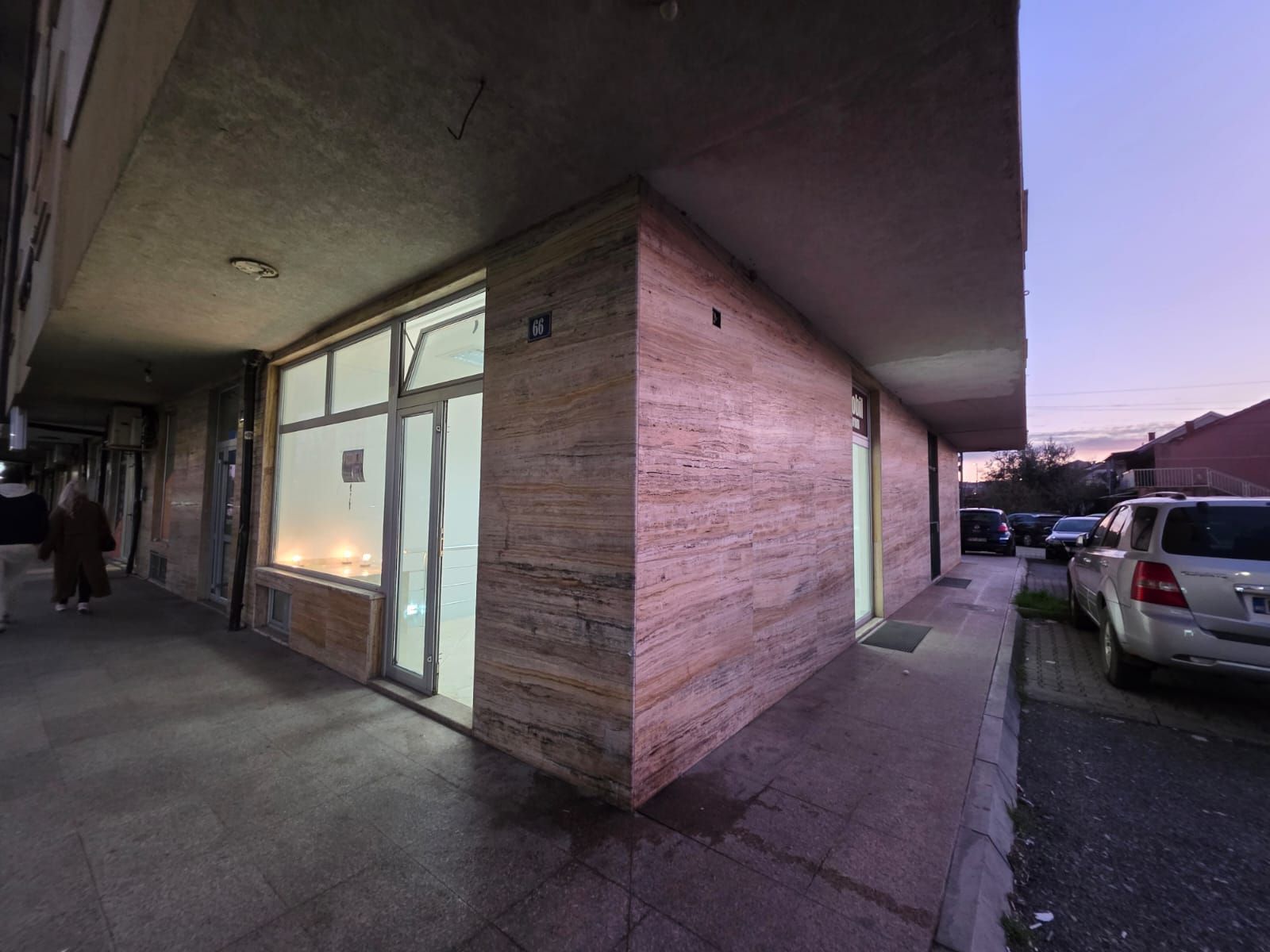 Moderno uređen poslovni prostor 82 m² na prometnoj lokaciji sa parkingom – Stari Aerodrom, Podgorica - Amfora Real Estate