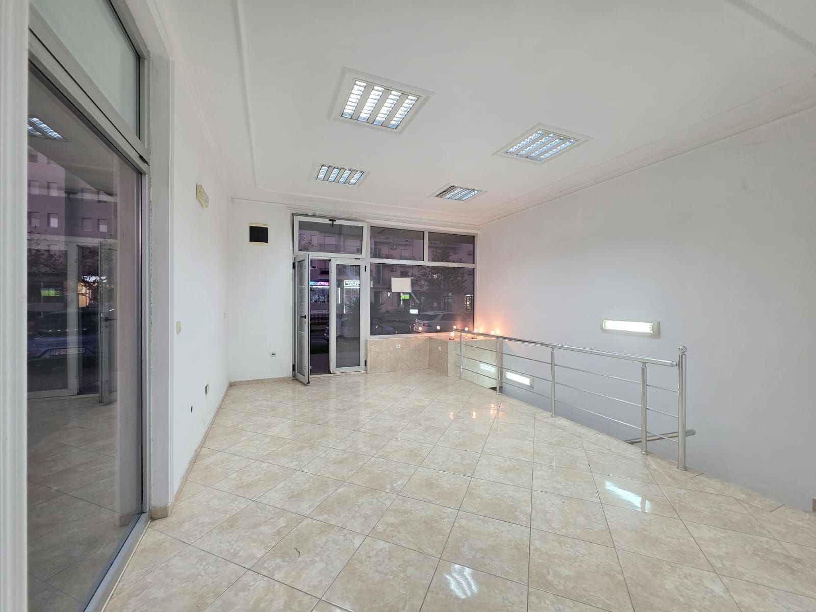 Moderno uređen poslovni prostor 82 m² na prometnoj lokaciji sa parkingom – Stari Aerodrom, Podgorica - Amfora Real Estate