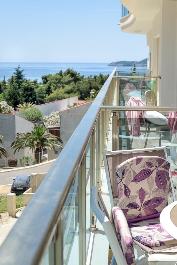 Prodaja dvosobnog moderno opremljenog stana 55 m² sa bočnim pogledom na more – Bečići - Amfora Real Estate