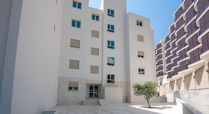 Prodaja dvosobnog moderno opremljenog stana 55 m² sa bočnim pogledom na more – Bečići - Amfora Real Estate