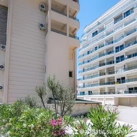 Prodaja dvosobnog moderno opremljenog stana 55 m² sa bočnim pogledom na more – Bečići - Amfora Real Estate