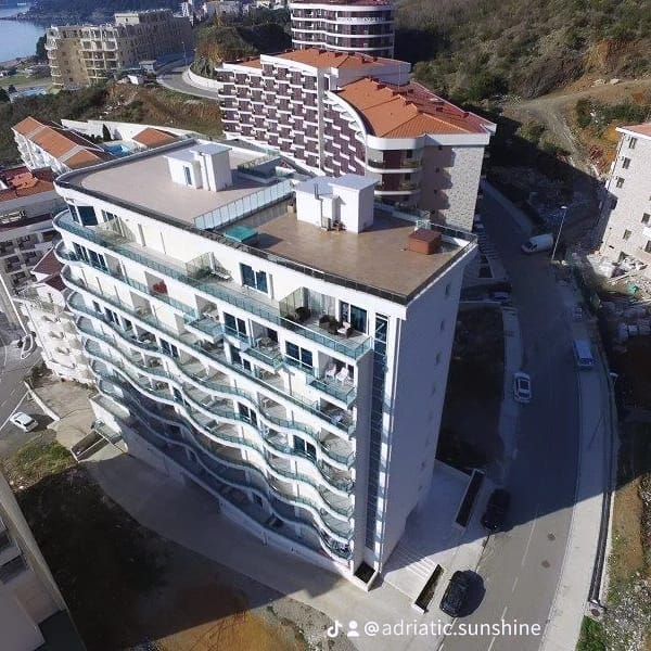 Prodaja dvosobnog moderno opremljenog stana 55 m² sa bočnim pogledom na more – Bečići - Amfora Real Estate