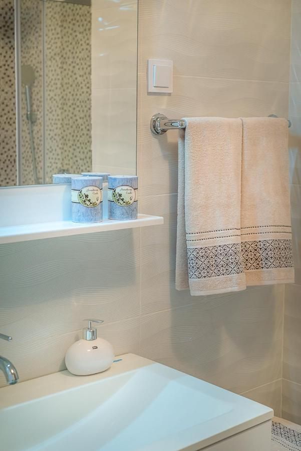 Prodaja dvosobnog moderno opremljenog stana 55 m² sa bočnim pogledom na more – Bečići - Amfora Real Estate