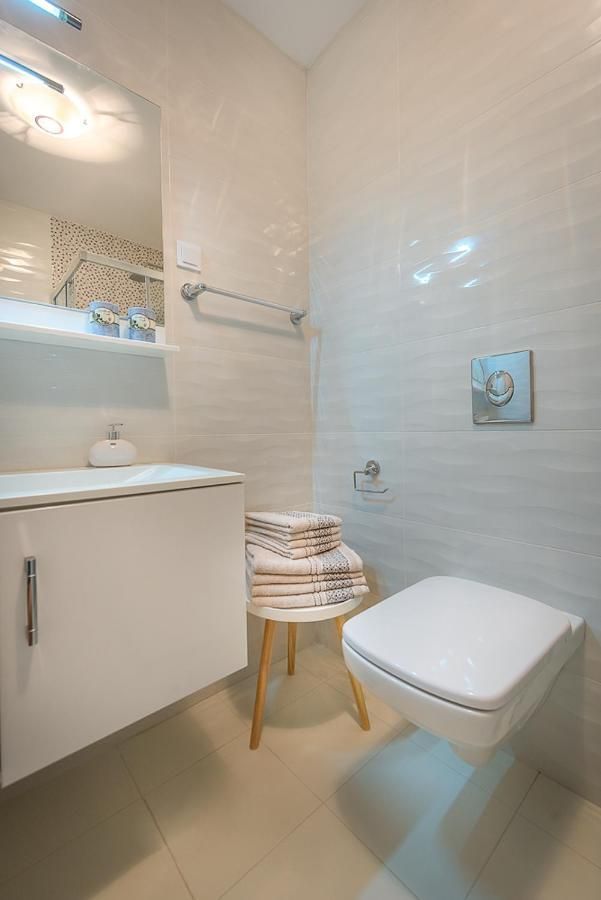 Prodaja dvosobnog moderno opremljenog stana 55 m² sa bočnim pogledom na more – Bečići - Amfora Real Estate