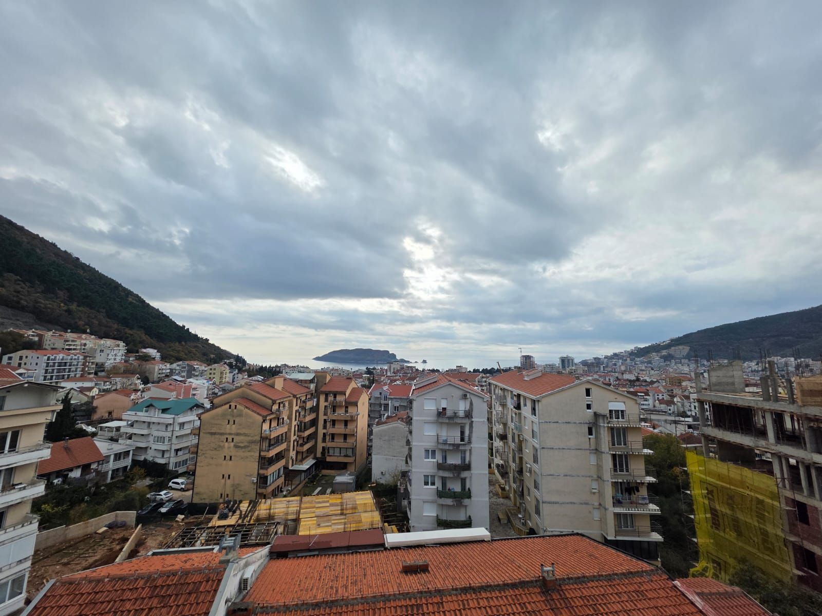 Prodaja trosobnog stana 165 m² u novogradnji sa pogledom na more – Podkosljun, Budva - Amfora Real Estate
