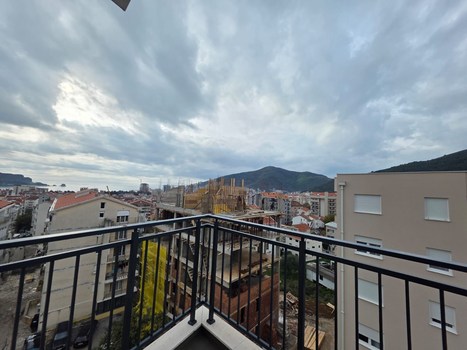 Prodaja trosobnog stana 165 m² u novogradnji sa pogledom na more – Podkosljun, Budva - Amfora Real Estate