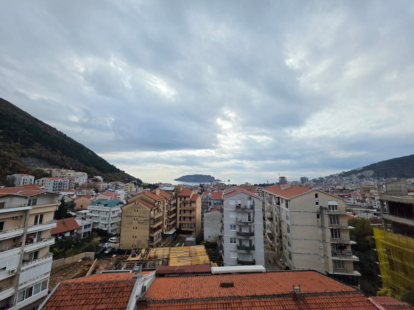 Prodaja trosobnog stana 165 m² u novogradnji sa pogledom na more – Podkosljun, Budva - Amfora Real Estate