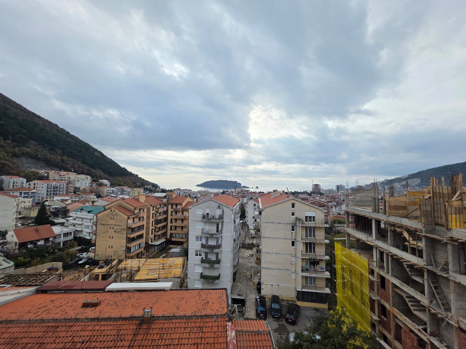 Prodaja trosobnog stana 165 m² u novogradnji sa pogledom na more – Podkosljun, Budva - Amfora Real Estate