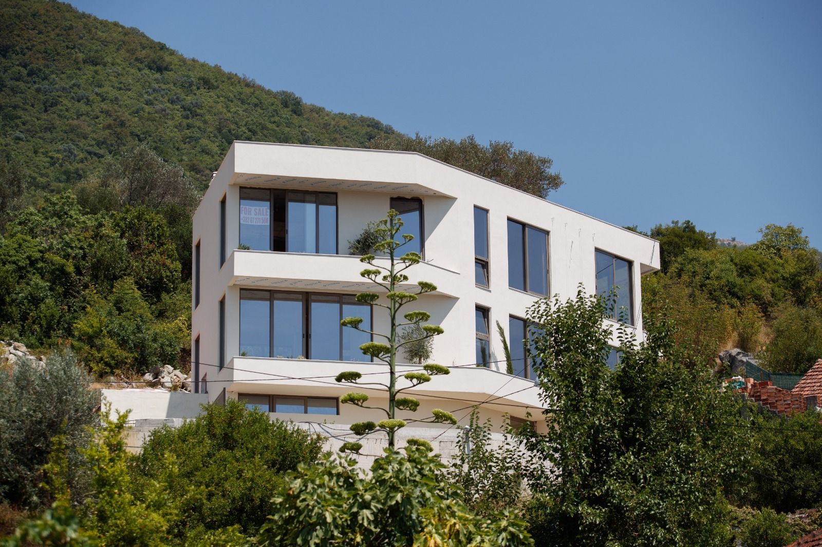 Na prodaju moderna vila 312 m² sa bazenom, teretanom, saunom i panoramskim pogledom na Bokokotorski zaliv – Tivat, - Amfora Real Estate