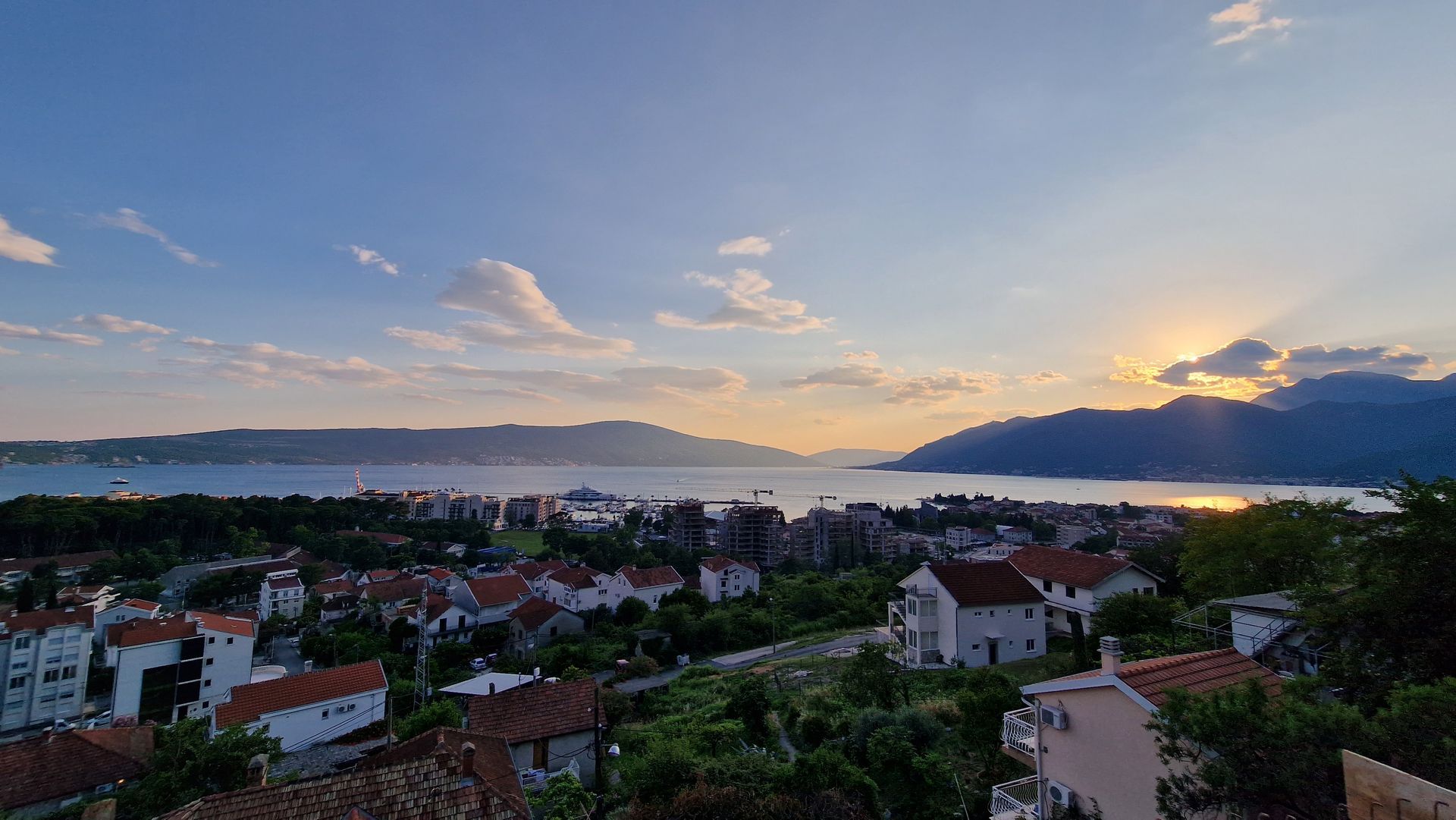 Na prodaju moderna vila 312 m² sa bazenom, teretanom, saunom i panoramskim pogledom na Bokokotorski zaliv – Tivat, - Amfora Real Estate
