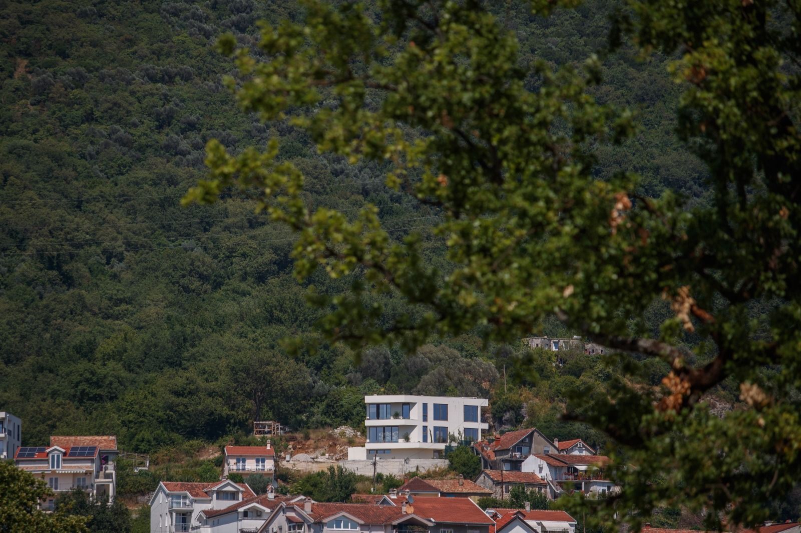 Na prodaju moderna vila 312 m² sa bazenom, teretanom, saunom i panoramskim pogledom na Bokokotorski zaliv – Tivat, - Amfora Real Estate