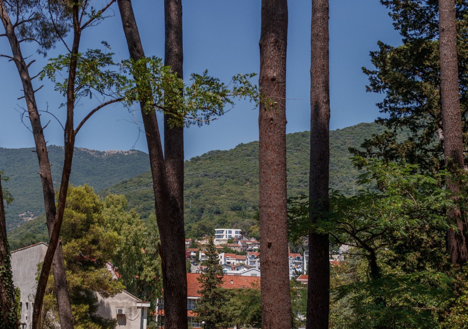 Na prodaju moderna vila 312 m² sa bazenom, teretanom, saunom i panoramskim pogledom na Bokokotorski zaliv – Tivat, - Amfora Real Estate