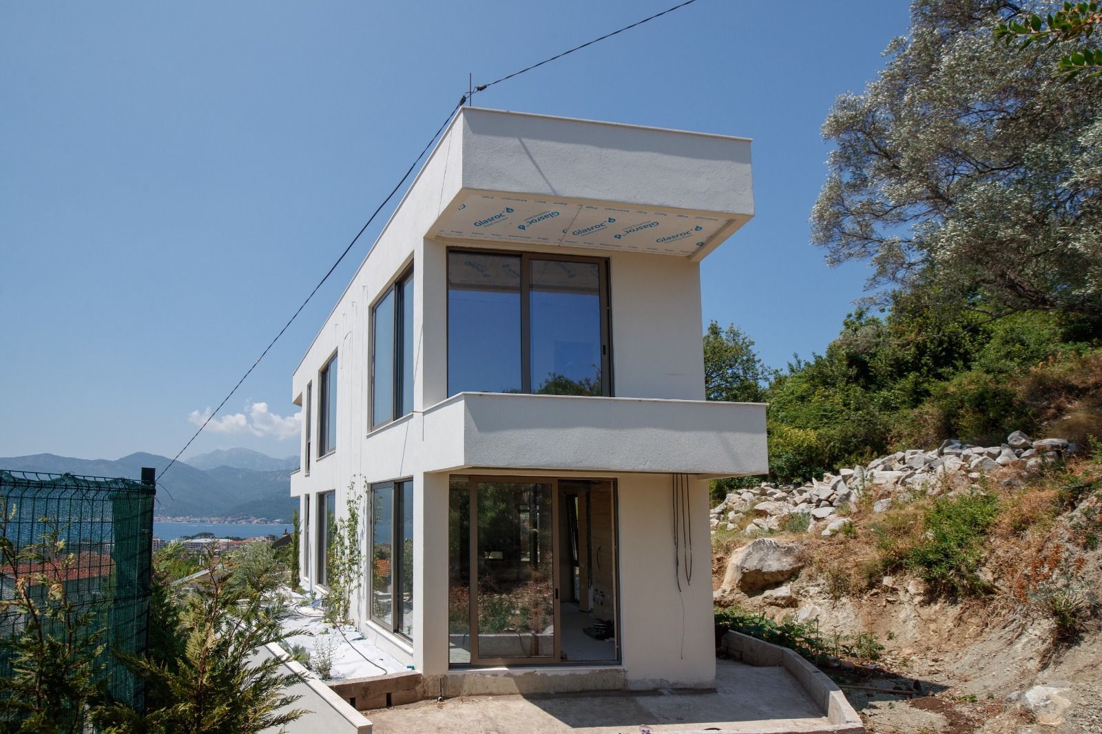 Na prodaju moderna vila 312 m² sa bazenom, teretanom, saunom i panoramskim pogledom na Bokokotorski zaliv – Tivat, - Amfora Real Estate