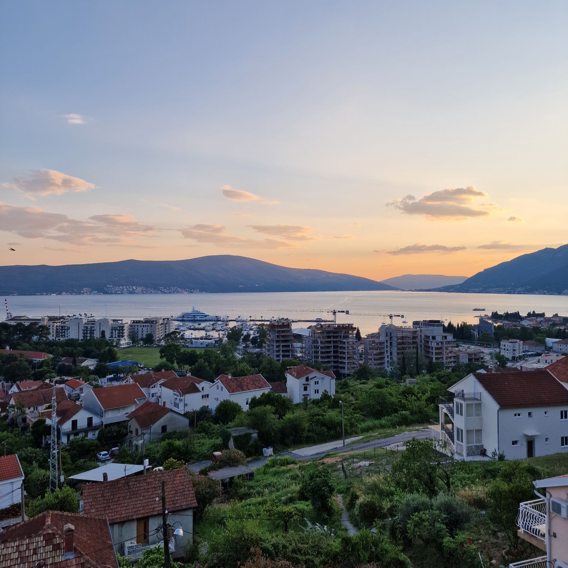 Na prodaju moderna vila 312 m² sa bazenom, teretanom, saunom i panoramskim pogledom na Bokokotorski zaliv – Tivat, - Amfora Real Estate