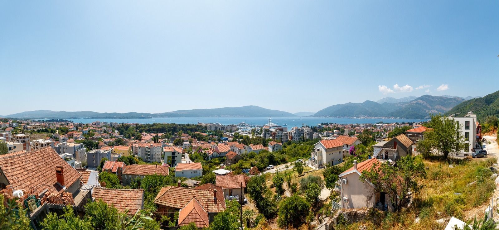 Na prodaju moderna vila 312 m² sa bazenom, teretanom, saunom i panoramskim pogledom na Bokokotorski zaliv – Tivat, - Amfora Real Estate