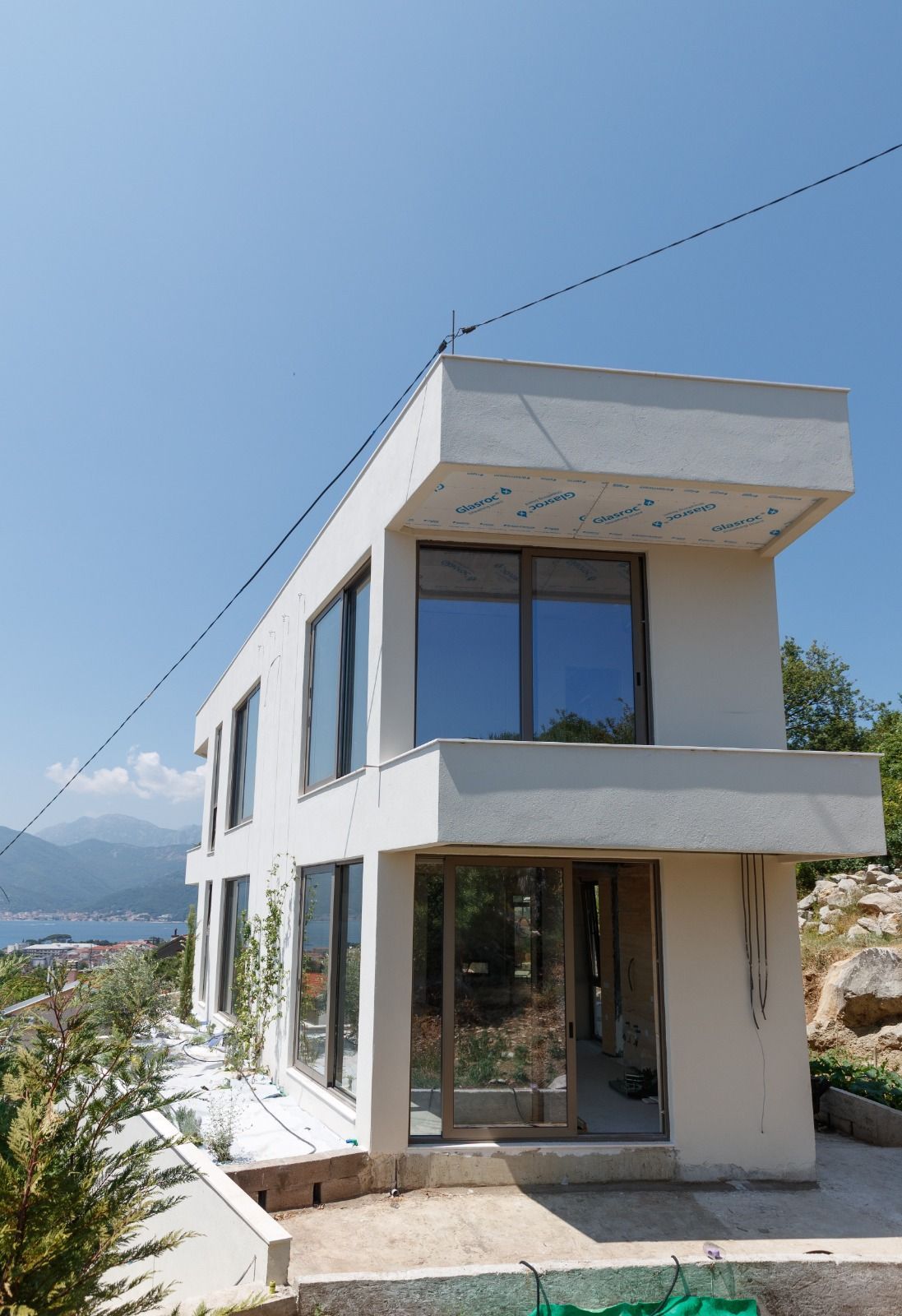 Na prodaju moderna vila 312 m² sa bazenom, teretanom, saunom i panoramskim pogledom na Bokokotorski zaliv – Tivat, - Amfora Real Estate