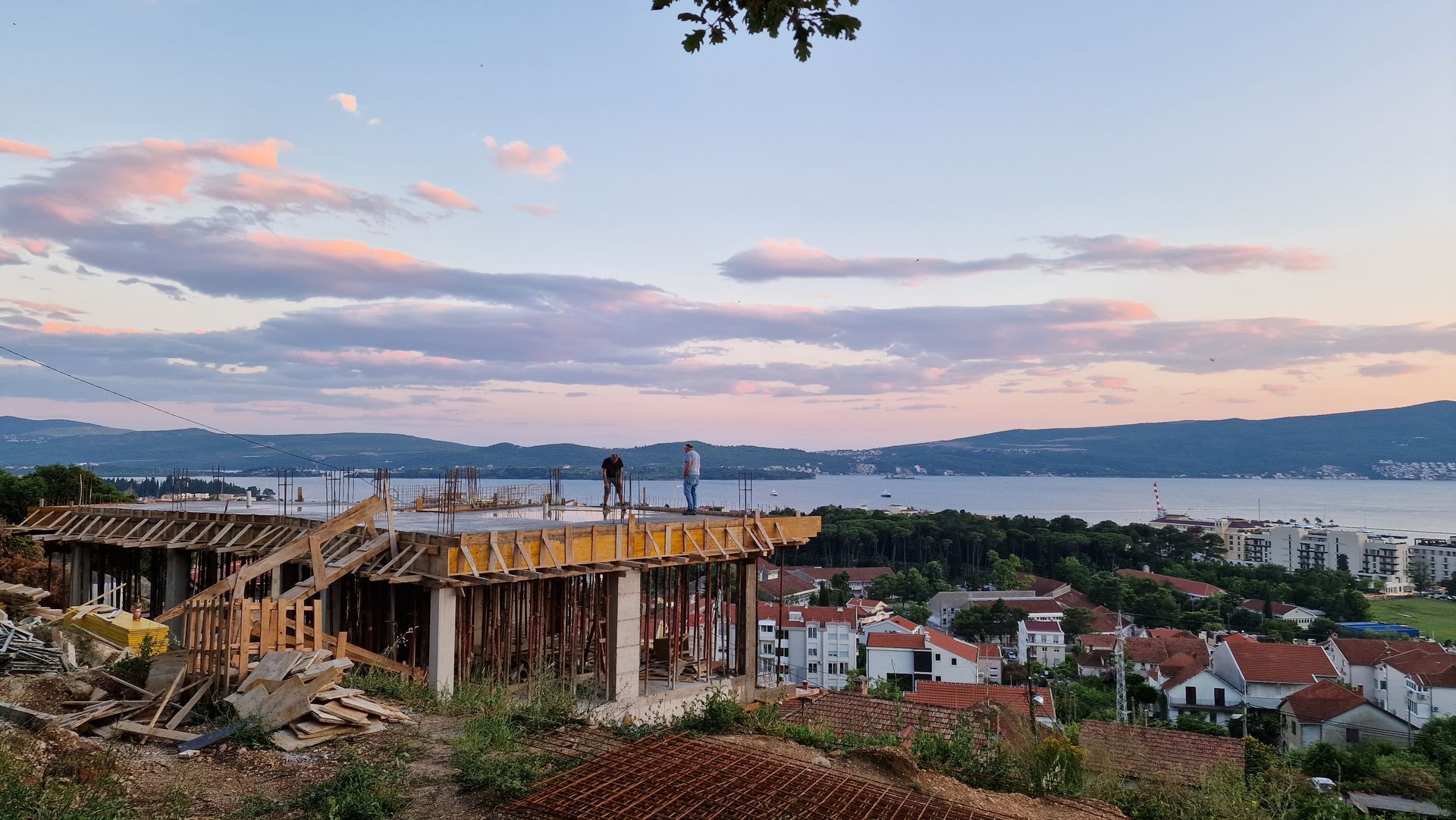 Na prodaju moderna vila 312 m² sa bazenom, teretanom, saunom i panoramskim pogledom na Bokokotorski zaliv – Tivat, - Amfora Real Estate