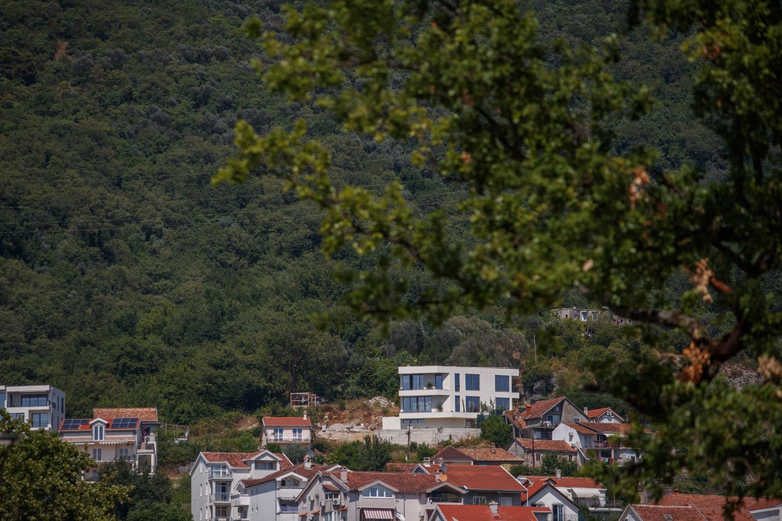 Na prodaju moderna vila 312 m² sa bazenom, teretanom, saunom i panoramskim pogledom na Bokokotorski zaliv – Tivat, - Amfora Real Estate