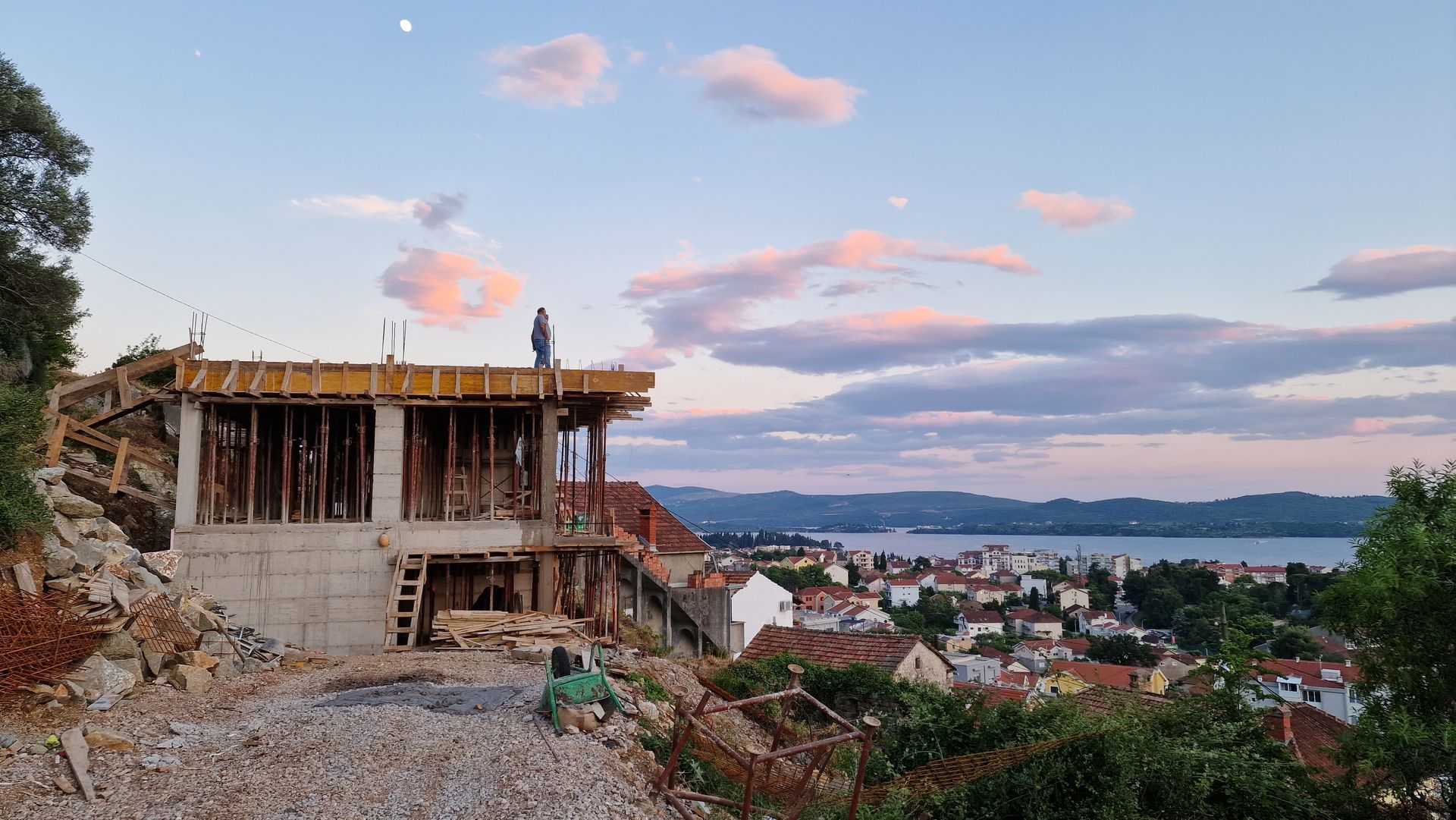 Na prodaju moderna vila 312 m² sa bazenom, teretanom, saunom i panoramskim pogledom na Bokokotorski zaliv – Tivat, - Amfora Real Estate