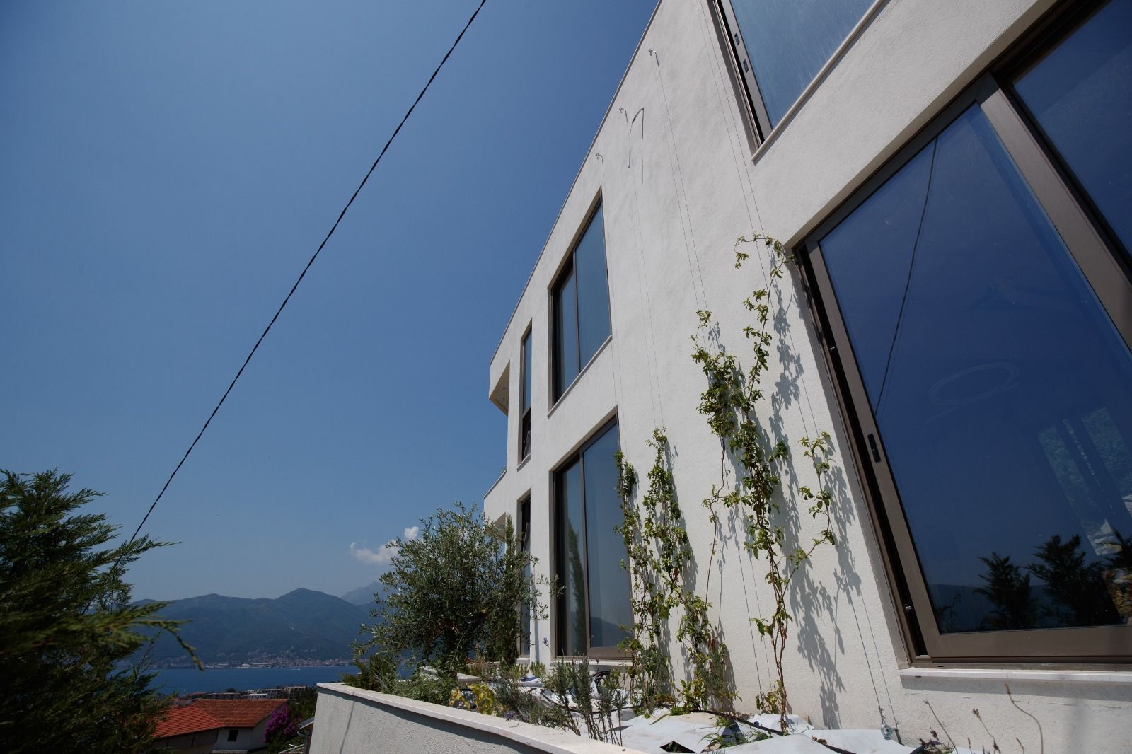 Na prodaju moderna vila 312 m² sa bazenom, teretanom, saunom i panoramskim pogledom na Bokokotorski zaliv – Tivat, - Amfora Real Estate