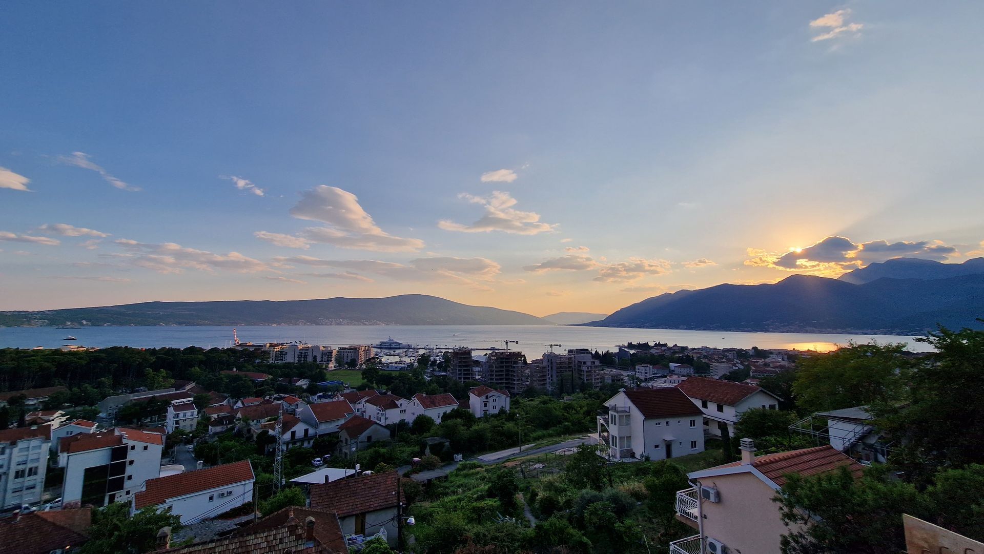 Na prodaju moderna vila 312 m² sa bazenom, teretanom, saunom i panoramskim pogledom na Bokokotorski zaliv – Tivat, - Amfora Real Estate