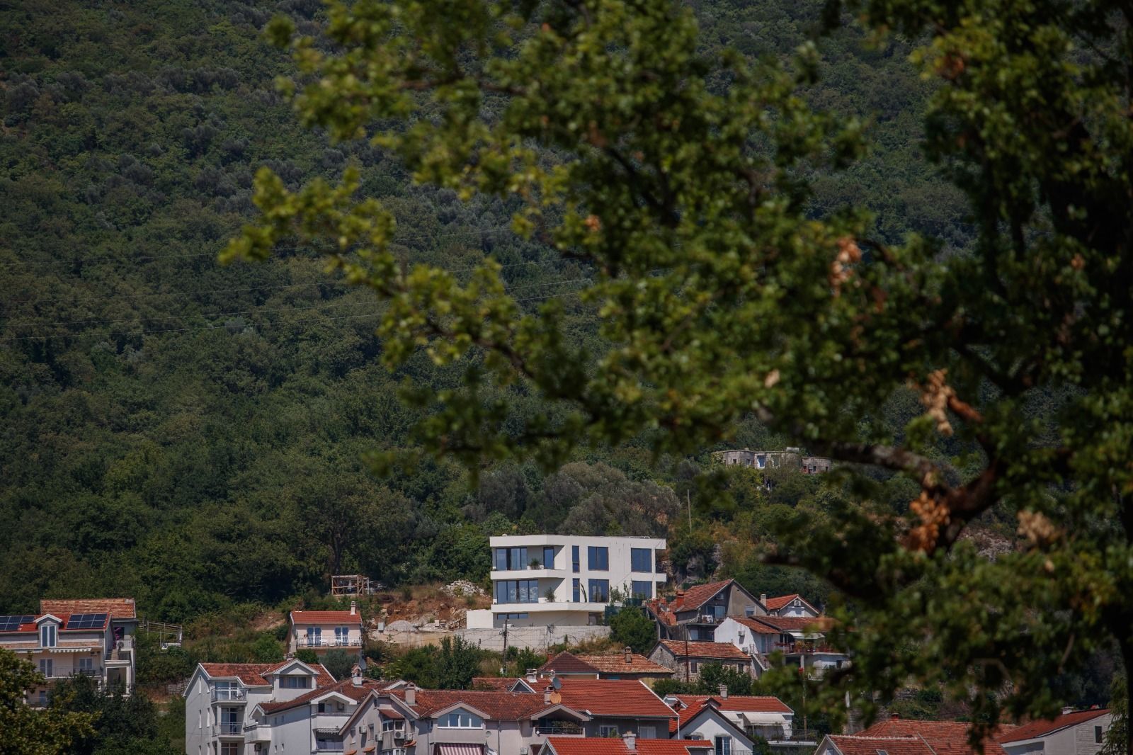 Na prodaju moderna vila 312 m² sa bazenom, teretanom, saunom i panoramskim pogledom na Bokokotorski zaliv – Tivat, - Amfora Real Estate