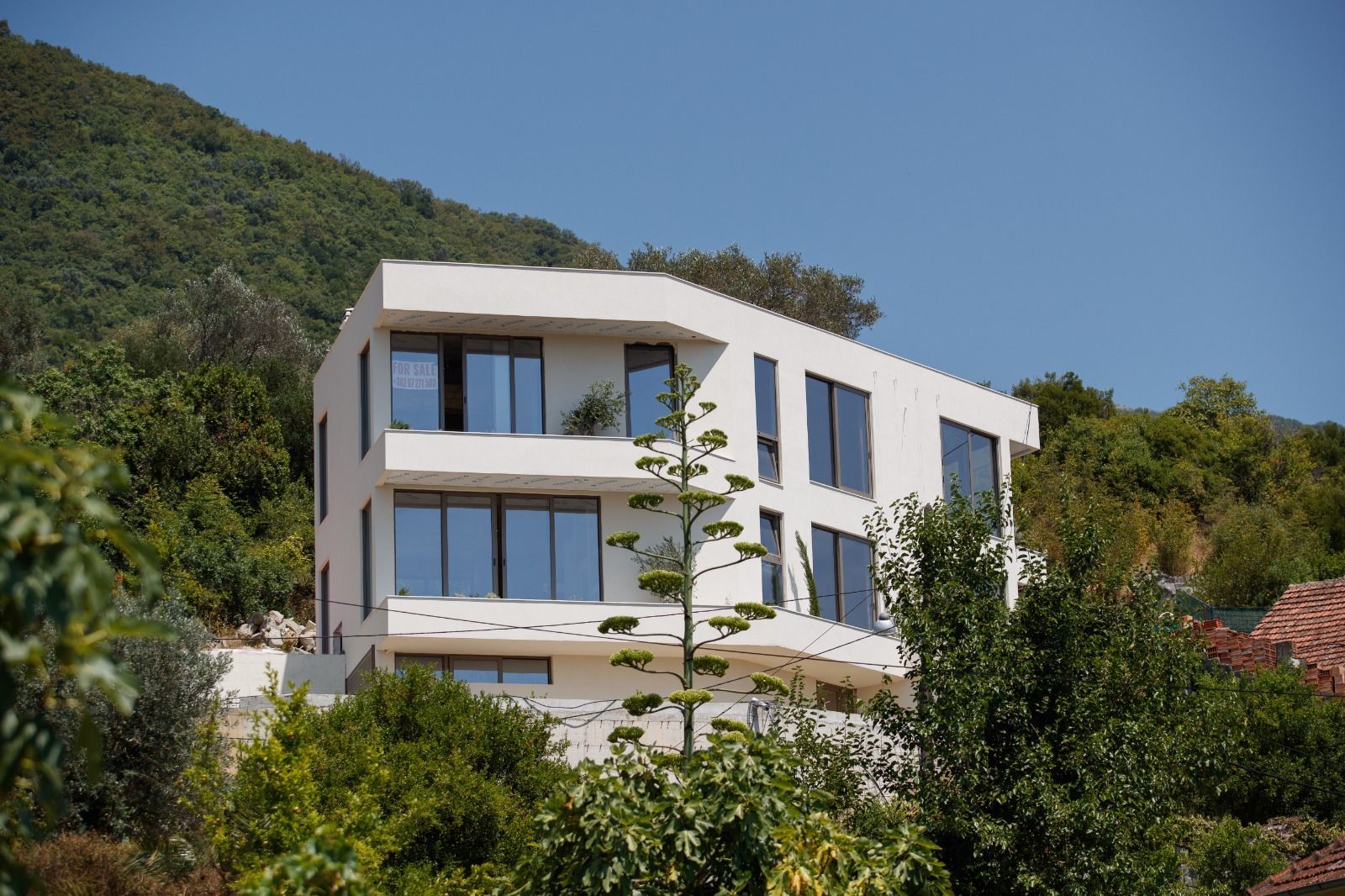 Na prodaju moderna vila 312 m² sa bazenom, teretanom, saunom i panoramskim pogledom na Bokokotorski zaliv – Tivat, - Amfora Real Estate