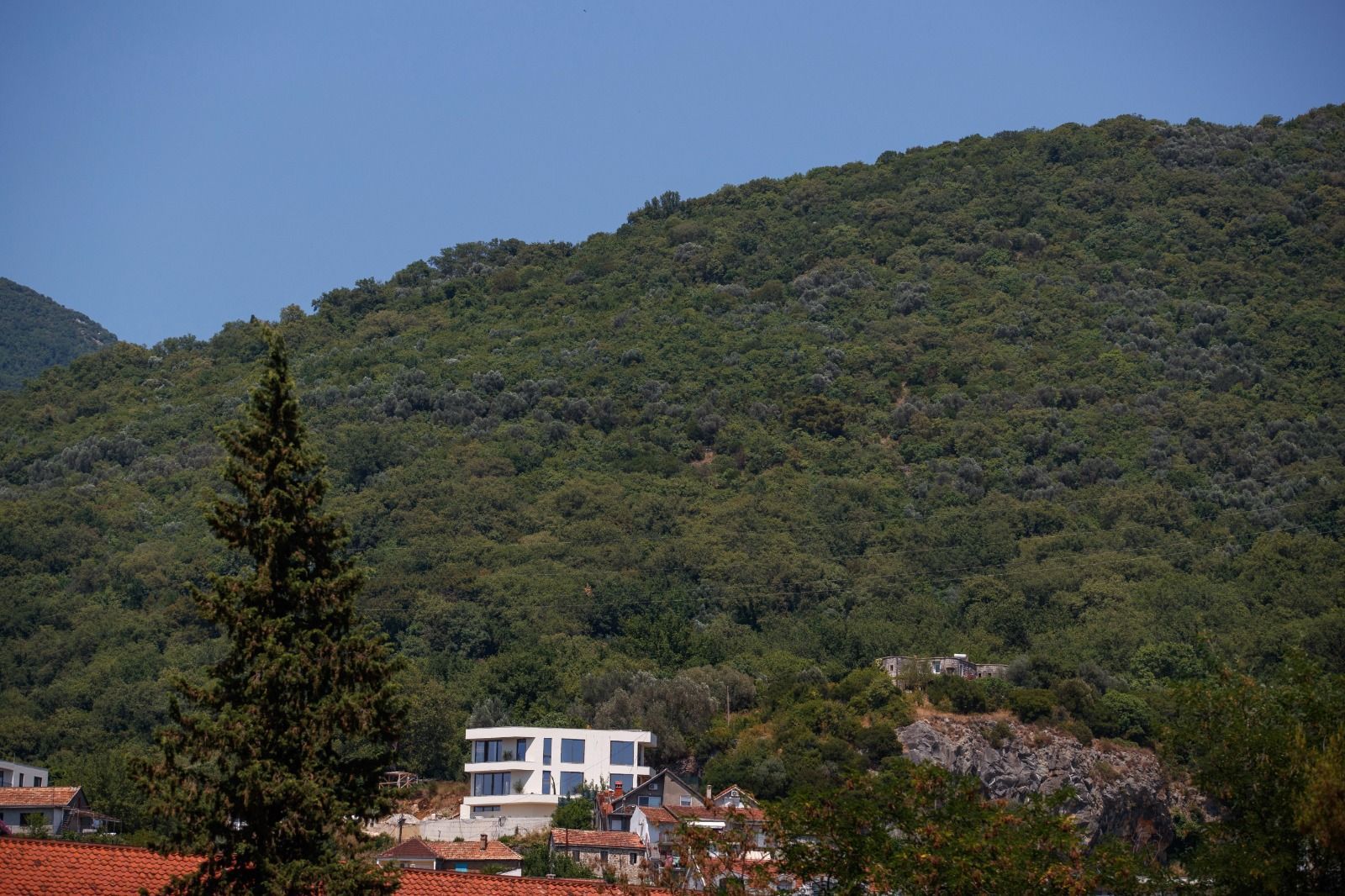 Na prodaju moderna vila 312 m² sa bazenom, teretanom, saunom i panoramskim pogledom na Bokokotorski zaliv – Tivat, - Amfora Real Estate