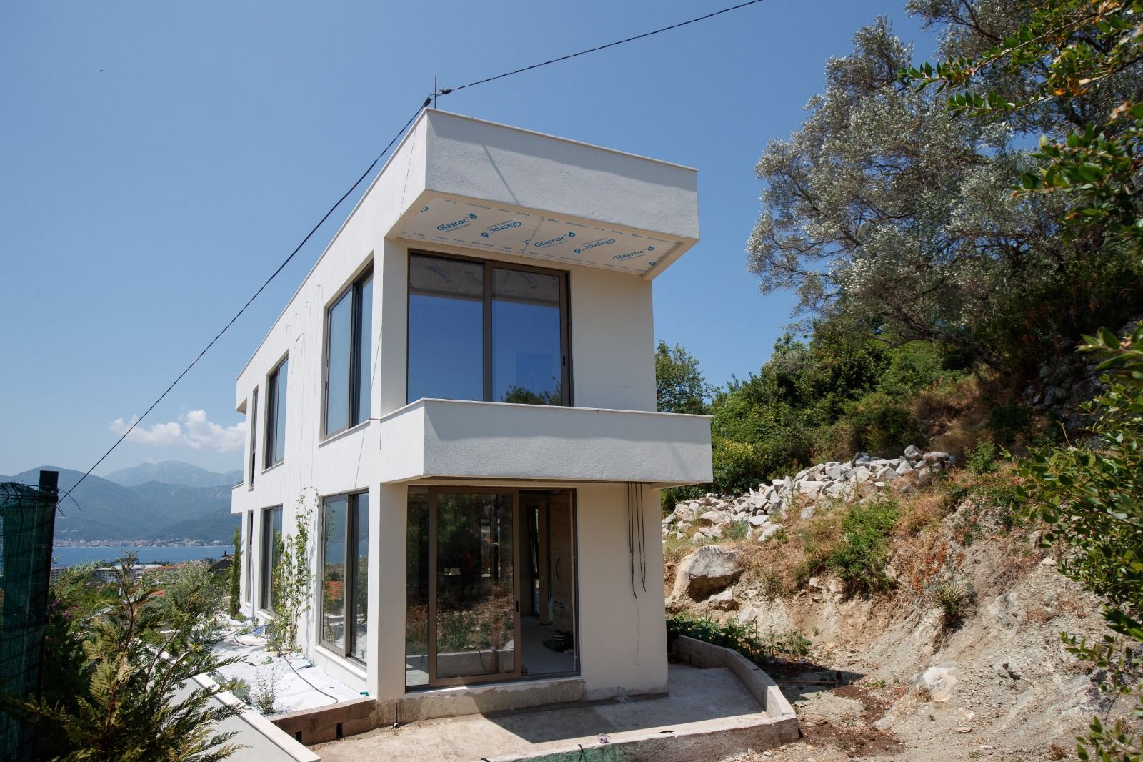 Na prodaju moderna vila 312 m² sa bazenom, teretanom, saunom i panoramskim pogledom na Bokokotorski zaliv – Tivat, - Amfora Real Estate