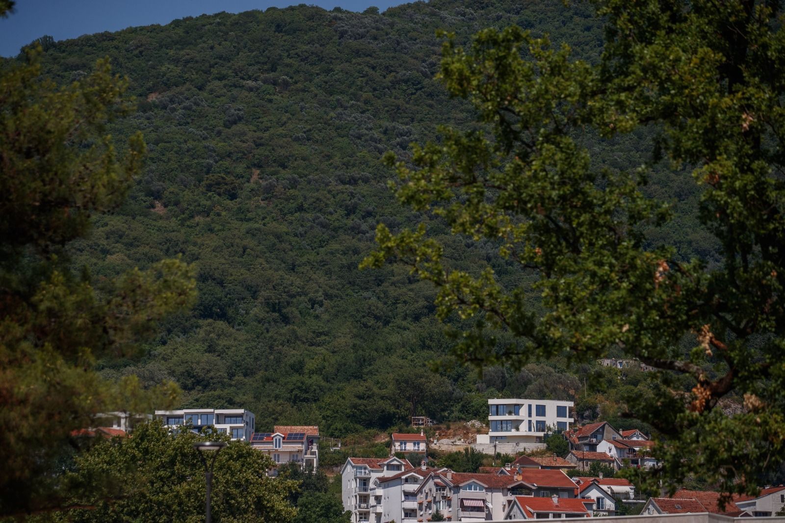 Na prodaju moderna vila 312 m² sa bazenom, teretanom, saunom i panoramskim pogledom na Bokokotorski zaliv – Tivat, - Amfora Real Estate