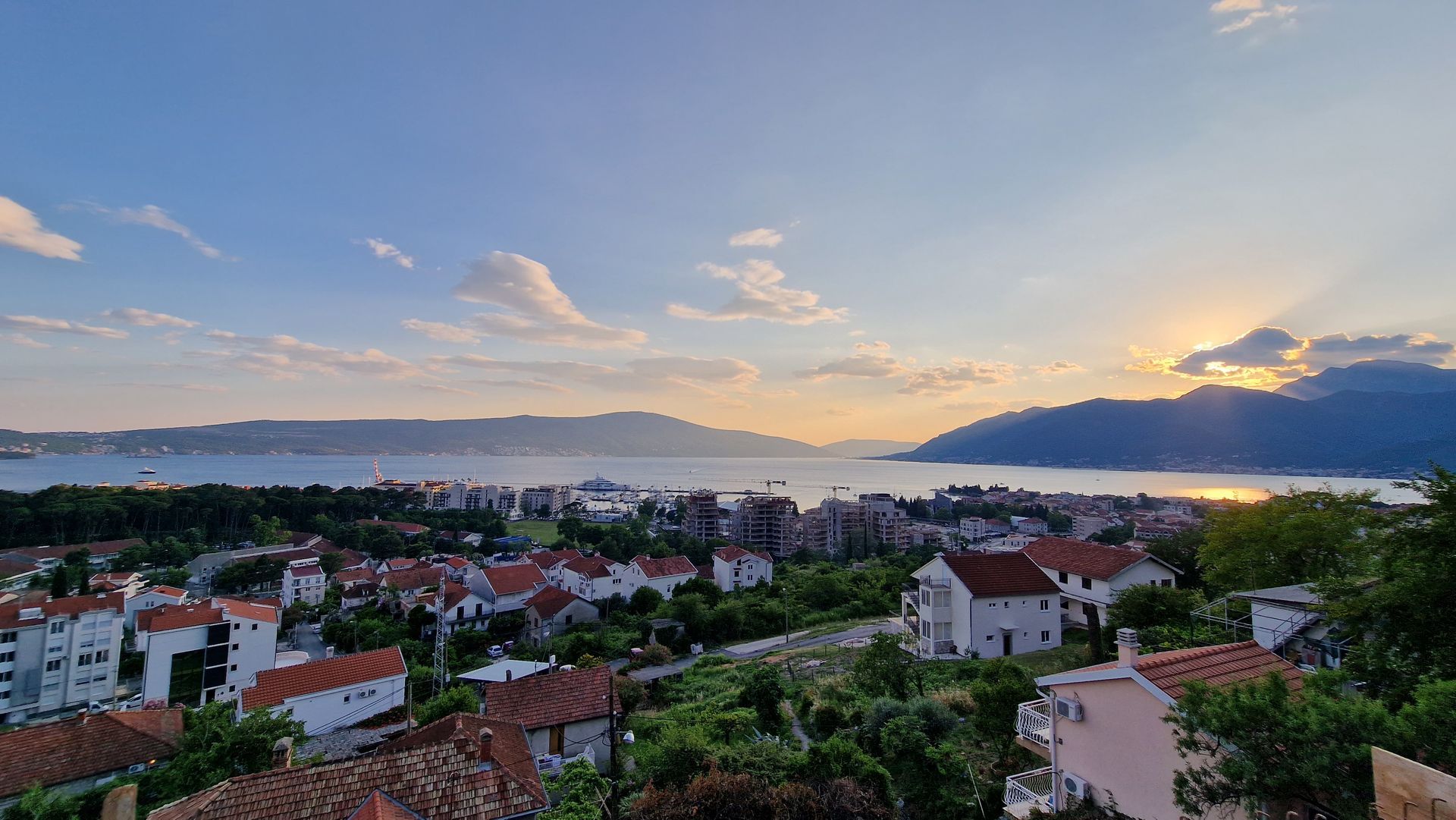 Na prodaju moderna vila 312 m² sa bazenom, teretanom, saunom i panoramskim pogledom na Bokokotorski zaliv – Tivat, - Amfora Real Estate