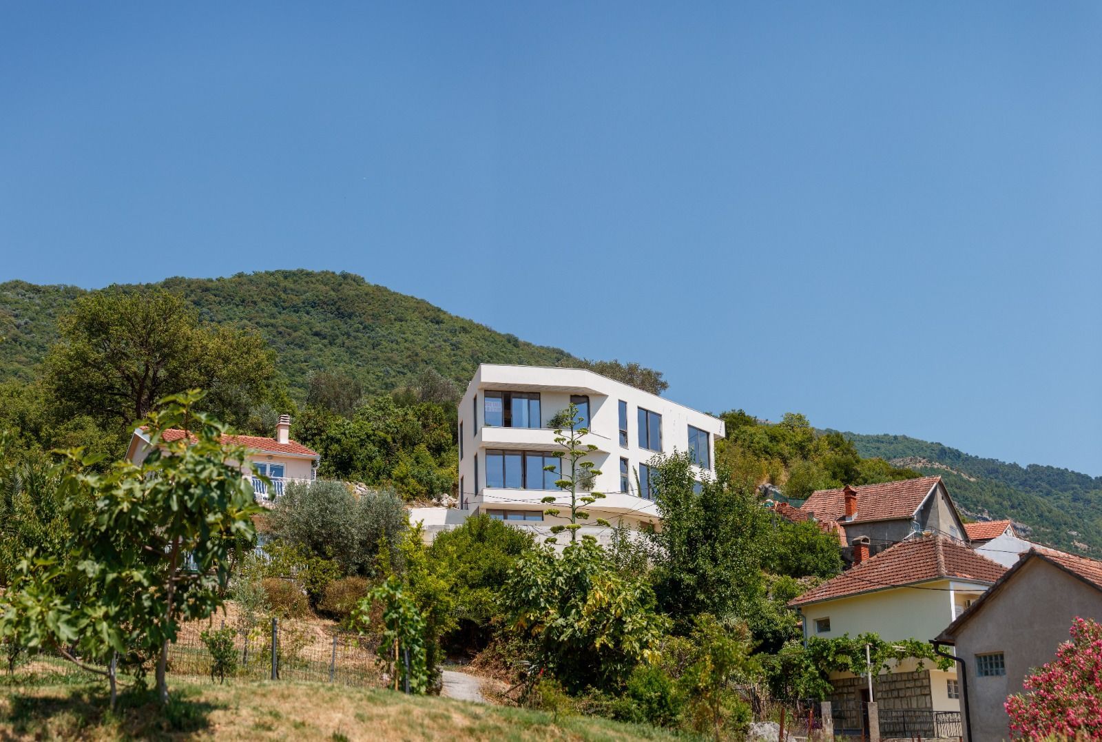 Na prodaju moderna vila 312 m² sa bazenom, teretanom, saunom i panoramskim pogledom na Bokokotorski zaliv – Tivat, - Amfora Real Estate