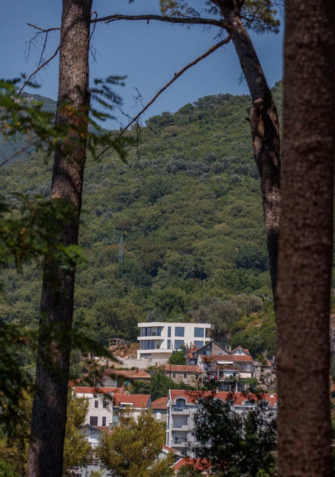 Na prodaju moderna vila 312 m² sa bazenom, teretanom, saunom i panoramskim pogledom na Bokokotorski zaliv – Tivat, - Amfora Real Estate