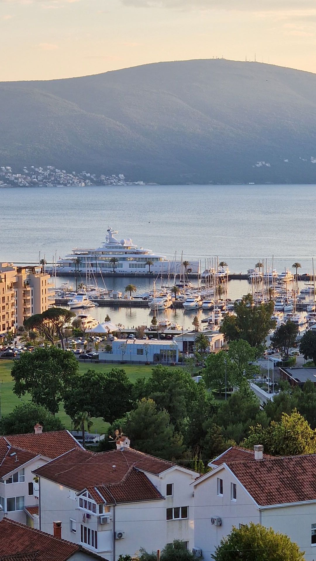 Na prodaju moderna vila 312 m² sa bazenom, teretanom, saunom i panoramskim pogledom na Bokokotorski zaliv – Tivat, - Amfora Real Estate