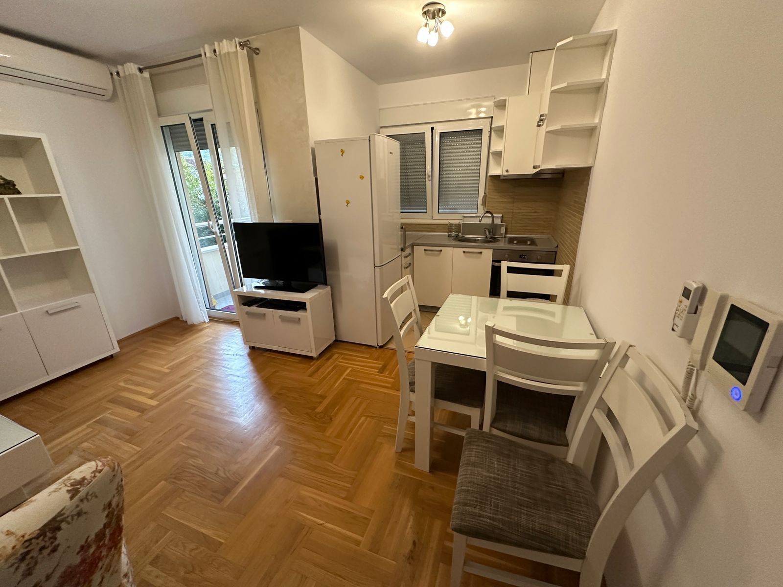 Izdaje se opremljen jednosoban stan na Mainskom putu – Budva (na duži period) - Amfora Real Estate