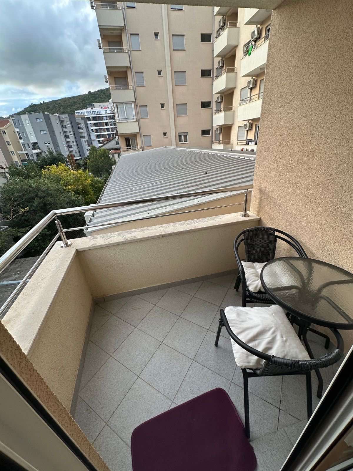 Izdaje se opremljen jednosoban stan na Mainskom putu – Budva (na duži period) - Amfora Real Estate