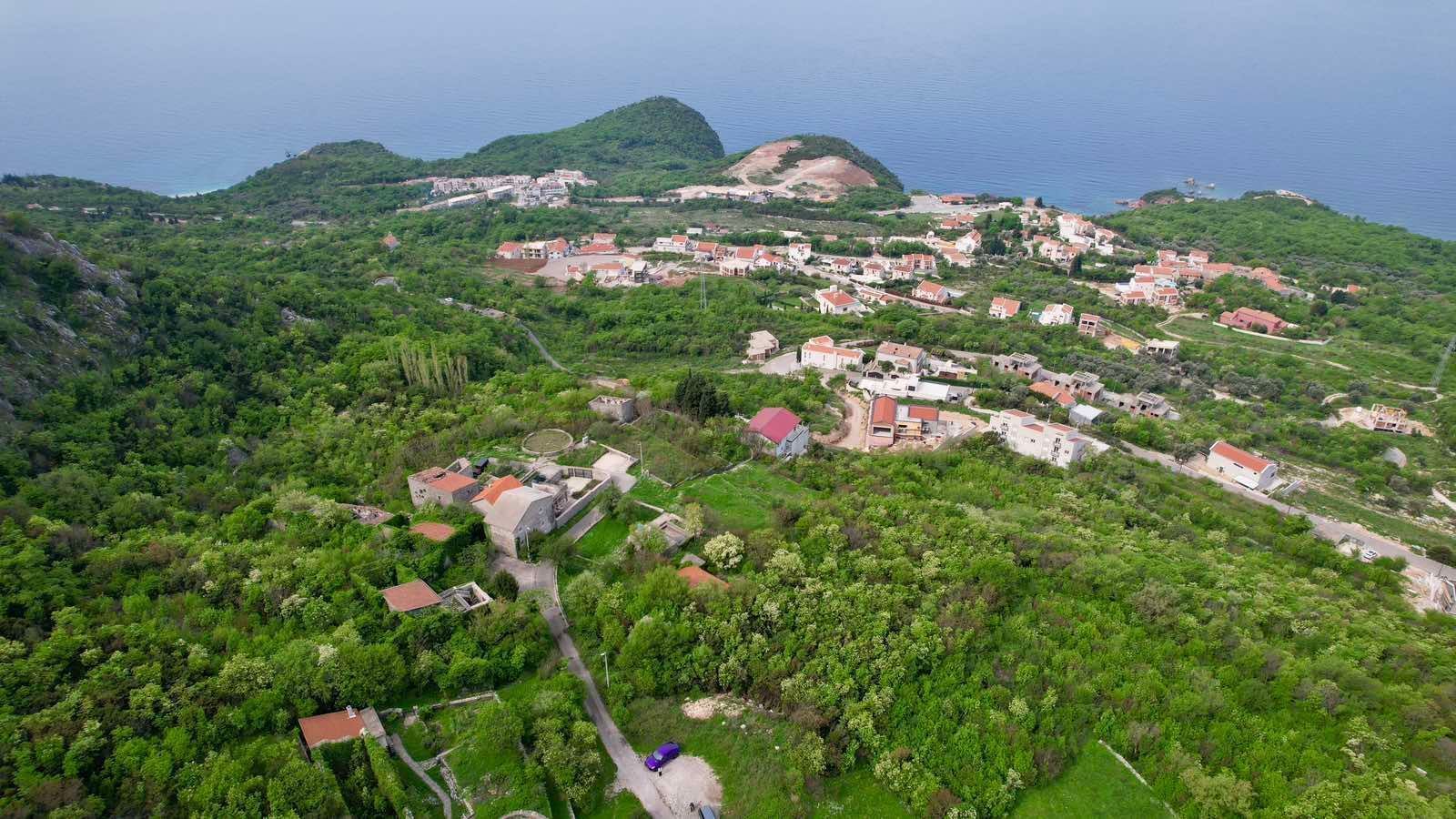 Urbanizovano zemljište 250 m² sa UTU, pristupnim putem i panoramskim pogledom na more – Blizikuće, Budvanska rivijera - Amfora Real Estate