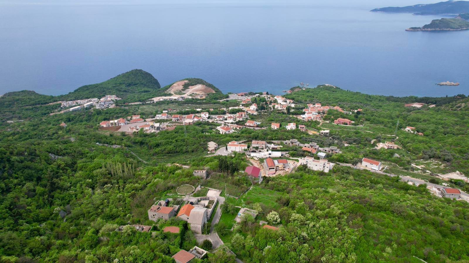 Urbanizovano zemljište 250 m² sa UTU, pristupnim putem i panoramskim pogledom na more – Blizikuće, Budvanska rivijera - Amfora Real Estate