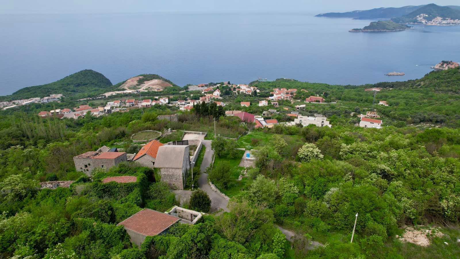 Urbanizovano zemljište 250 m² sa UTU, pristupnim putem i panoramskim pogledom na more – Blizikuće, Budvanska rivijera - Amfora Real Estate