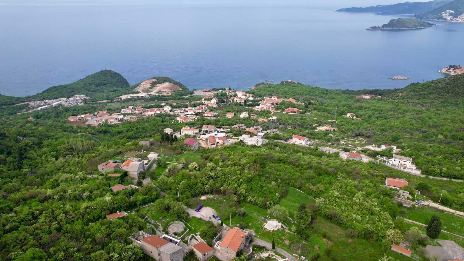 Urbanizovano zemljište 250 m² sa UTU, pristupnim putem i panoramskim pogledom na more – Blizikuće, Budvanska rivijera - Amfora Real Estate