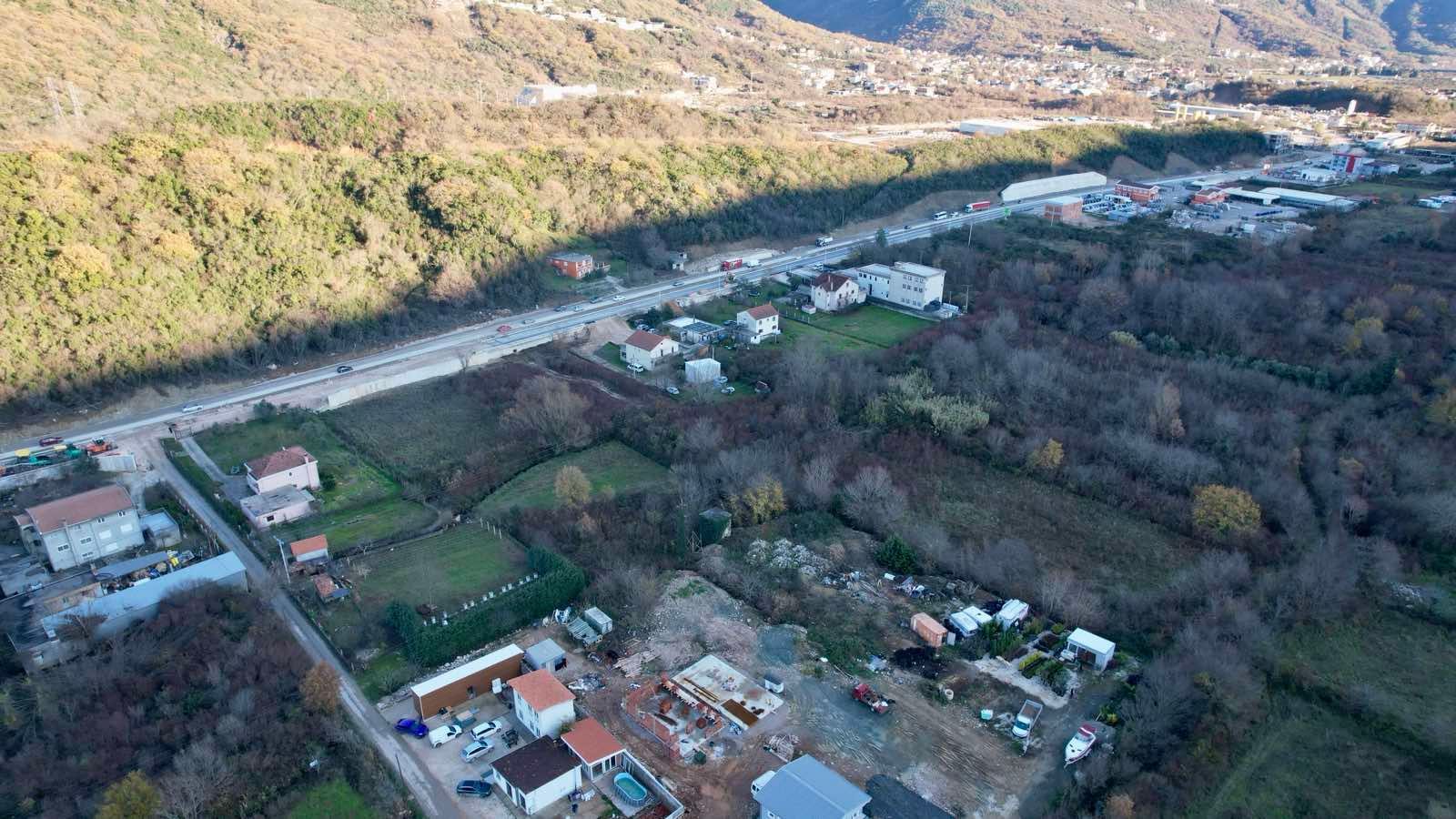 Urbanizovan plac 400 m² na magistralnom putu Budva–Tivat (Kovačko Polje) – Odlična investicija | HITNA PRODAJA - Amfora Real Estate